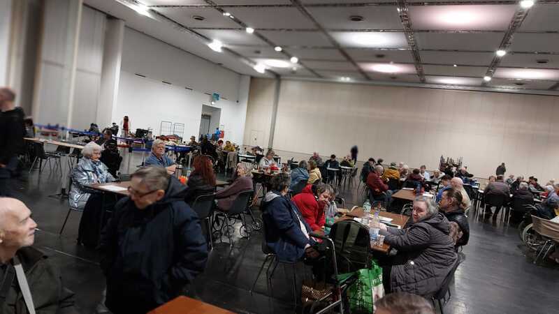 gespannte Ruhe aber auch etwas bedrückende Stimmung in der Notunterkunft in der MESSE Dresden. Alle hoffen das die Bombe  erfolgreich entschärft wird. Foto: MeiDresden.de /Mike Schiller