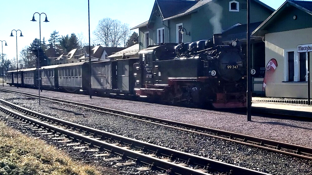 Auf den sächsischen Dampfeisenbahnen kann man sich die "frische Luft" um die Nase wehen lassen. Foto: MeiDresden.de