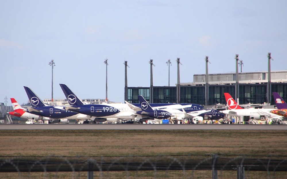 Boeing 787-9,  Airbus A350-900 und ein A320 neo am Terminal    Foto: Tim Völkel