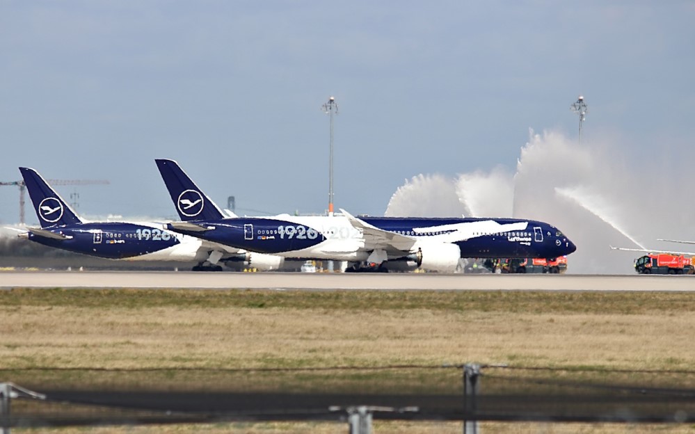 LH BER Wassersalut zur Begrüßung   Foto: Tim Völkel