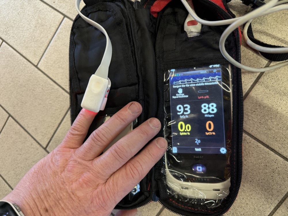 © Feuerwehr Dresden Die Einsatzkräfte messen den CO-Wert mit einem kleinen Sensor am Finger - ähnlich wie bei der Messung der Sauerstoffsättigung im Krankenhaus. Das Gerät nutzt Licht, um festzustellen, wie viel Kohlenmonoxid im Blut gebunden ist. Das Ergebnis wird direkt als Prozentwert angezeigt und hilft, schnell einzuschätzen, wie stark eine Person betroffen ist. Dieses Messgerät kam bei dem Ereignis zum Einsatz.