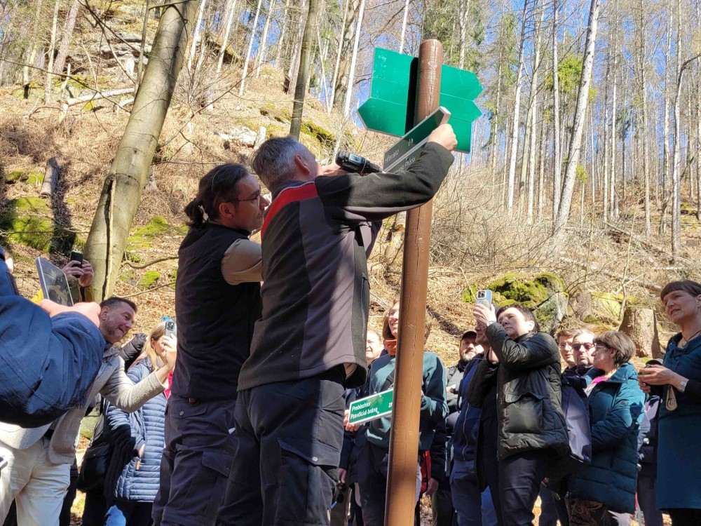 Foto: Hp. Mayr -  Leiter der Nationalparkverwaltung Böhmische Schweiz Petr Kříž (l) und Uwe Borrmeister, Leiter der Nationalpark und Forstverwaltung Sächsische Schweiz von Sachsenforst schraubten die Wegweiser zum Prebischtor und zum Aussichtspunkt Fénix an den Wegweiserpfosten, so dass Wanderer, die im Nationalpark Sächsische Schweiz von Schmilka aus starten, den neuen grenzübergreifenden Wanderweg gut finden können.