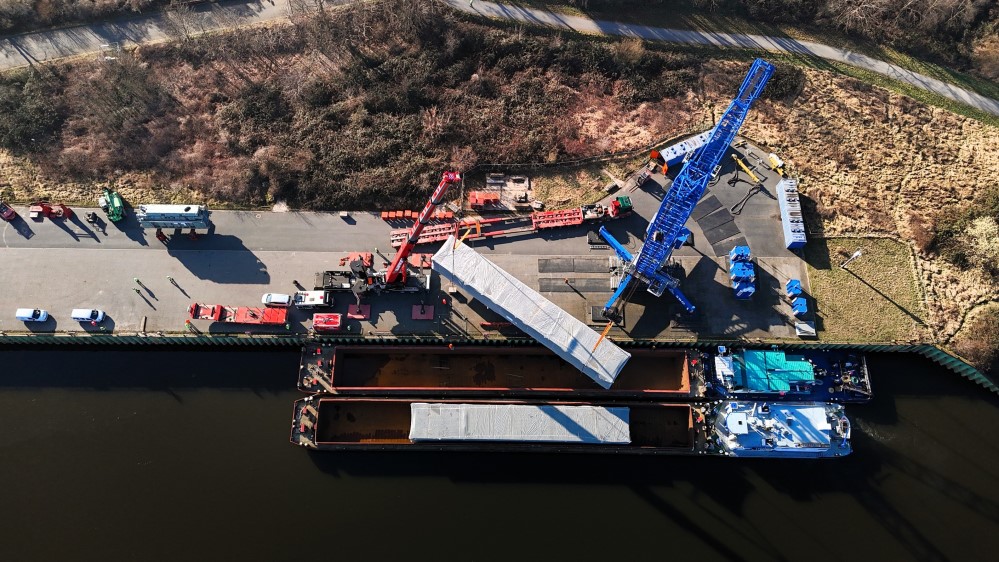 Verladung von Coldboxen im Hafen Dresden (Foto: SBO)