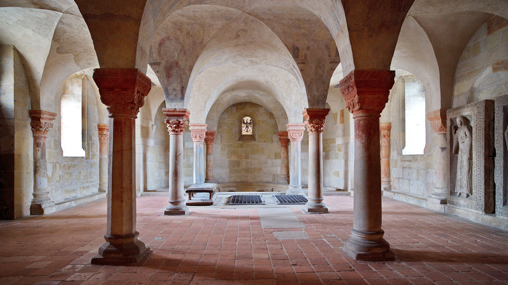In der romanischen Hallenkrypta der Stiftskirche befindet sich die Grabstätte von König Heinrich I. und seiner Frau Mathilde. Foto: DJD/www.quedlinburg-info.de/Elmar Egner M.A.