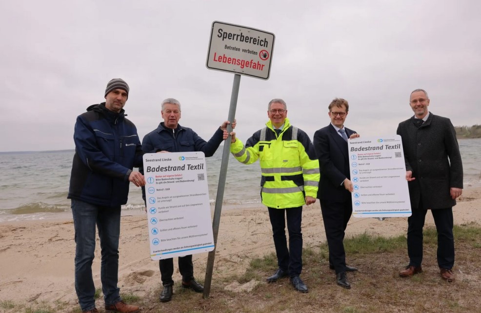 Gaben heute einen Teil des Sedlitzer Sees frei (v.l.n.r.): Martin Wolf (Leiter Infrastruktur Zweckverband LSB), Detlev Wurzler (Verbandsvorsteher Zweckverband LSB), Gerd Richter (Sanierungsbereichsleiter Lausitz LMBV), Andreas Pfeiffer (Bürgermeister Senftenberg), Marcus Lein (Ehrenamtlicher Bürgermeister Neu-Seeland)   Foto: LMBV