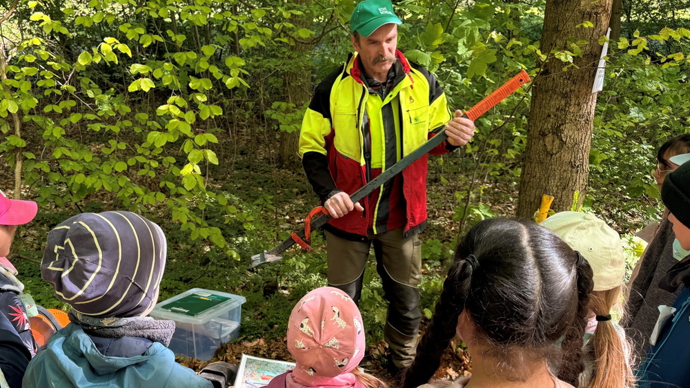 Forstwirt Mathias Wittwer zeigt den Schülerinnen und Schülern einen Fällheber © Jana Mothes, Sachsenforst