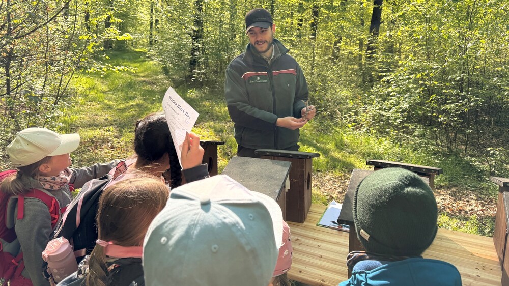 Revierleiter Falk Hähnel erläutert den Einfluss des Wildes auf den Wald © Jana Mothes, Sachsenforst