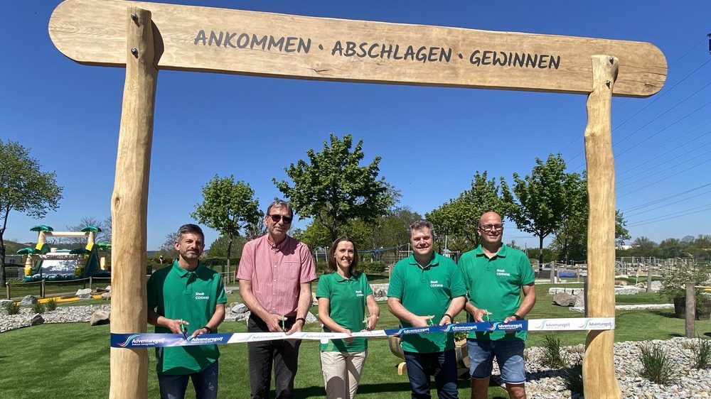 röffnung der neuen Adventuregolf-Anlage im Freibad Coswig-Kötitz.  v. l.: Falk Kappis (Tiefbauamt), Torsten Meyer (Geschäftsführer Technische Werke), Friederike Trommer (Bürgermeisterin), Thomas Schubert (Oberbürgermeister) sowie Torsten Schröder (Stadtmarketing). Fotos: Stadtverwaltung Coswig