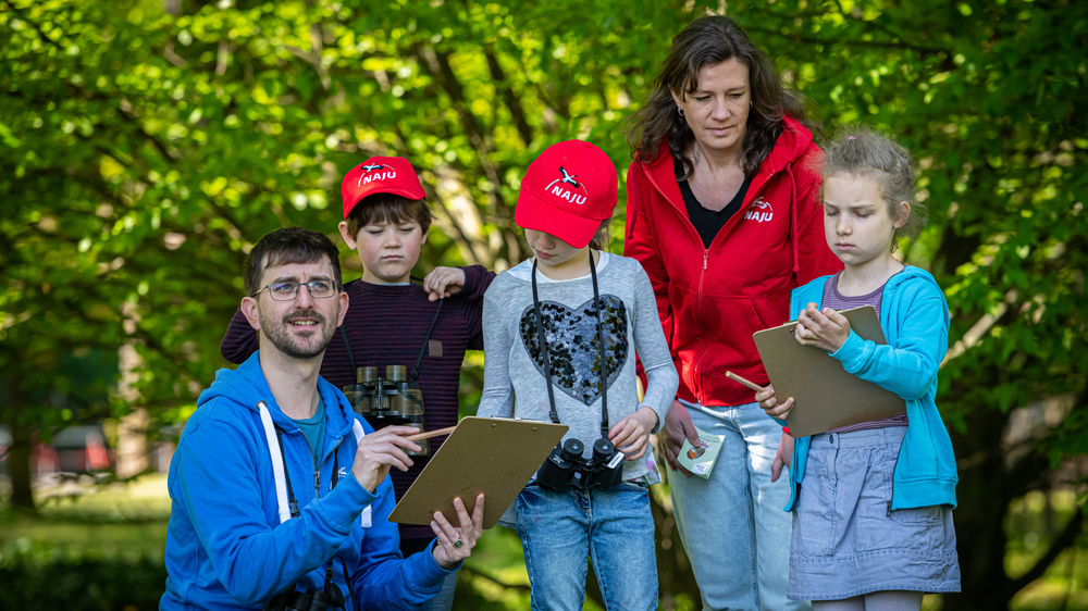 Familie bei der Stunde der Gartenvögel. Foto: NABU/ Sebastian Hennings