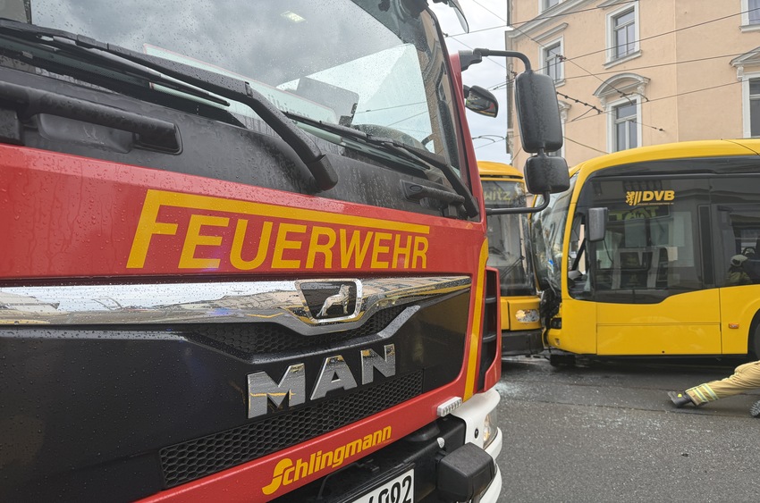 © Feuerwehr Dresden Ein Bus und eine Straßenbahn sind zusammengestoßen.