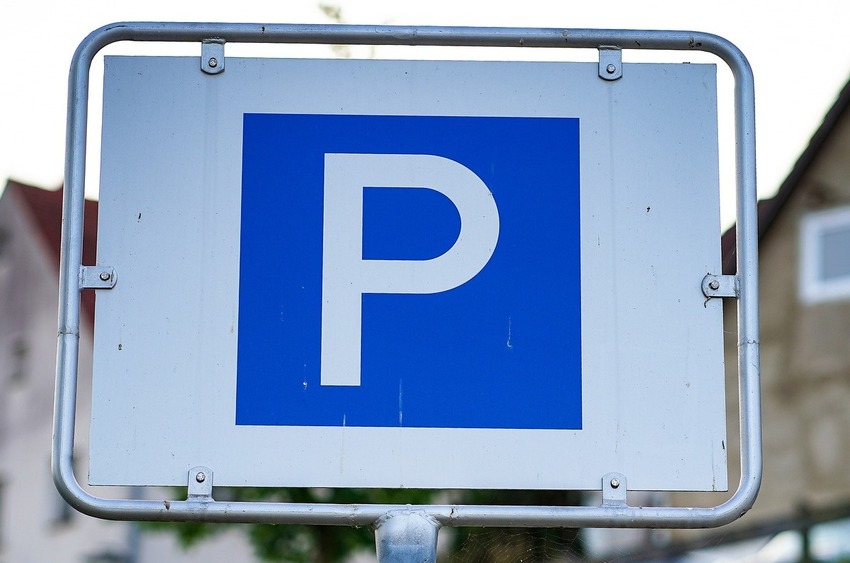 Parkplatz-Mythen zum Mai-Ausflug: TÜV NORD räumt mit Irrtümern auf. Foto:  EM80 auf Pixabay