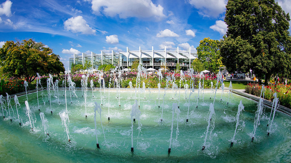 mrahmt von Blumen, entsteht am Brunnen ein lebendiges Zusammenspiel aus Wasser, Architektur und Blütenpracht. Foto: DJD/Erfurter Garten- und Ausstellungs/Steve Bauerschmidt