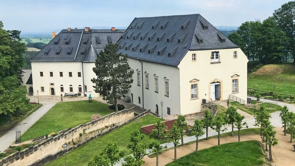 Das Neue Zeughaus auf der Festung Königstein ist in seiner heutigen Form 210 Jahre alt; zum Museumstag ist die Besichtigung des alten Dachstuhls möglich. Foto: Festung Königstein gGmbH