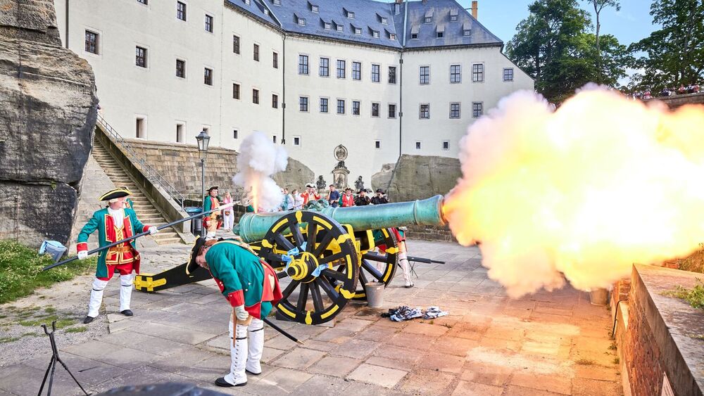 Lautstarkes Highlight: Die Kanone „Starke Auguste“ ist 300 Jahre alt; zum Museumstag wird aus dem Bronzerohr geschossen. Foto: Marko Förster/Festung Königstein gGmbH
