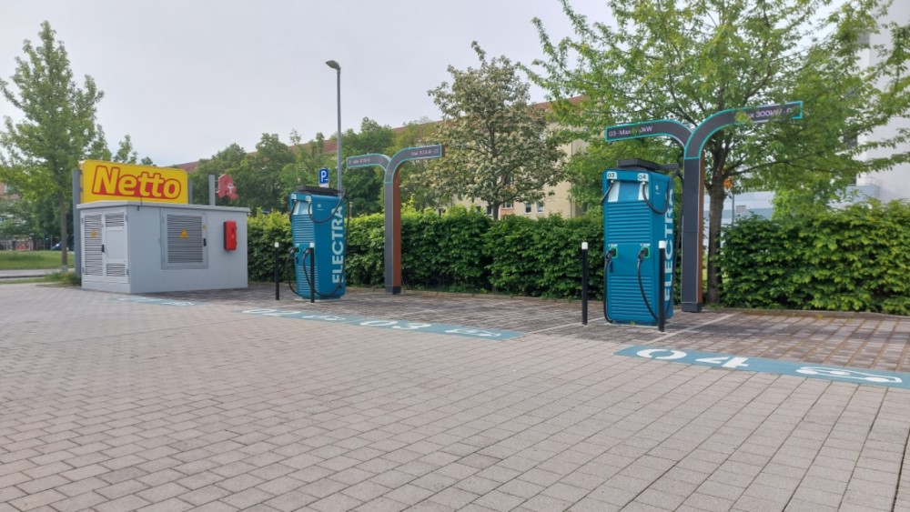 Ladesäulen auf dem Netto-Parkplatz Gerichtstraße. Hier stehen sechs dieser Säulen  Foto: © MeiDresden.de/Mike Schiller