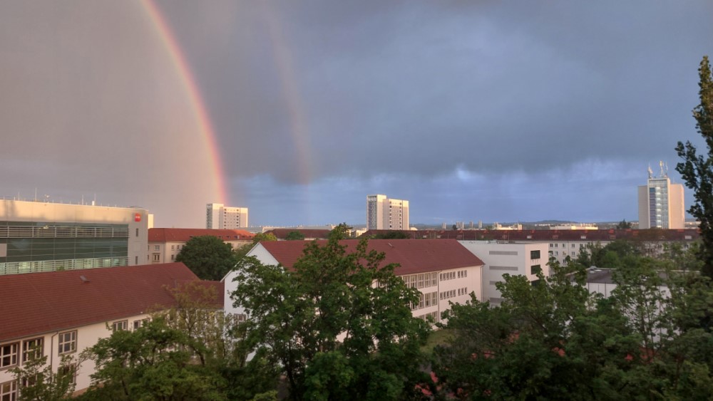 Und wenn man Glück hat bildet sich auch ein Regenbogen. Durch zweifache Lichtreflexion in Regentropfen kann sich dieser auch doppeln wie am Abend des 14.05.2026 Foto: © MeiDresden.de/Mike Schiller