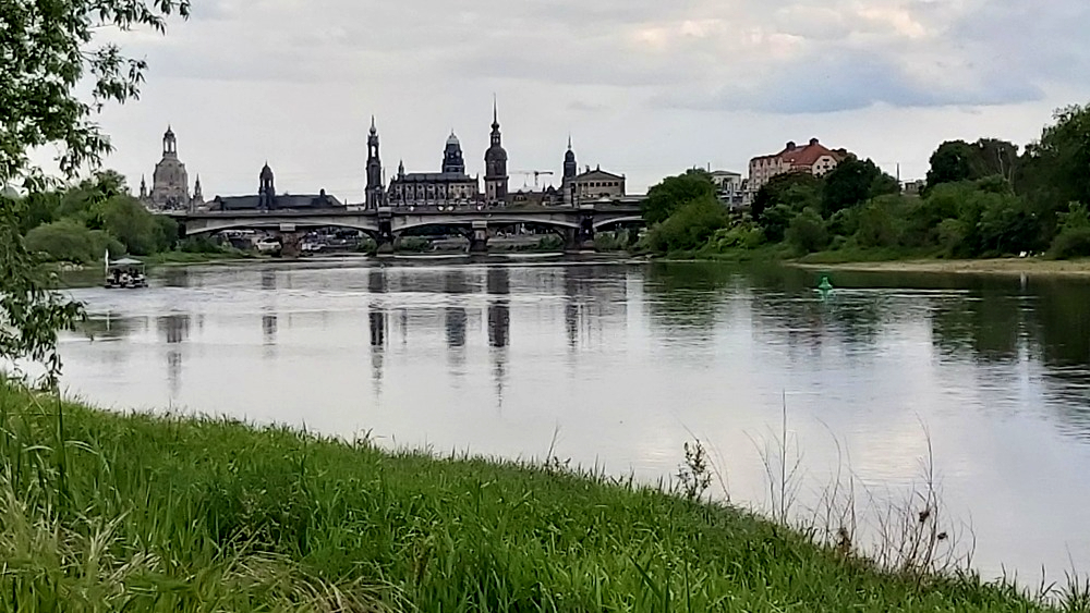 In den nächsten Tagen kann es wiederholt zu Schauern und vereinzelt Gewittern kommen, dabei steigen die Temperaturen langsam an. Foto: MeiDresden.de