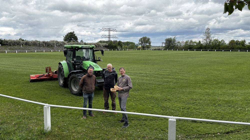 Turnierleiter Martin Sämann (53), Platzwart Bernd Franzke (66) und Dorfbäckermeister Stefan Richter (47). Foto: meeco Communication Services