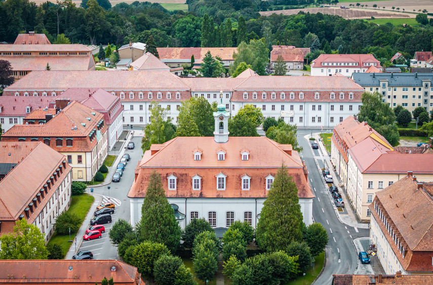 Die Raumplanung und Architektur der Brüdergemeine Herrnhut ist einzigartig. Foto: DJD/Tourismus Marketing Gesellschaft Sachsen/Philipp Herfort