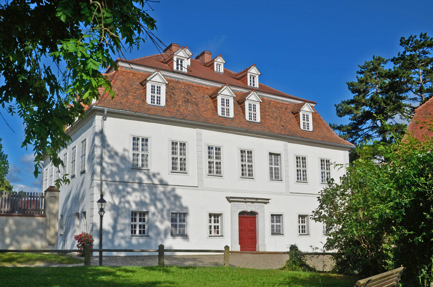 Das 1721/22 errichtete Zinzendorf-Schloss Berthelsdorf gilt als Prototyp des Herrnhuter Barock. Foto: DJD/Tourismus Marketing Gesellschaft Sachsen/Ev. Brüder-Unität/Erdmann Carstens