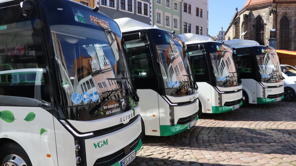 Die neuen E-Busse der Verkehrsgesellschaft Meißen bei der Inbetriebnahme – einer der Busse kann zum Aktionstag in Augenschein genommen werden  Bildquelle: Landratsamt Meißen