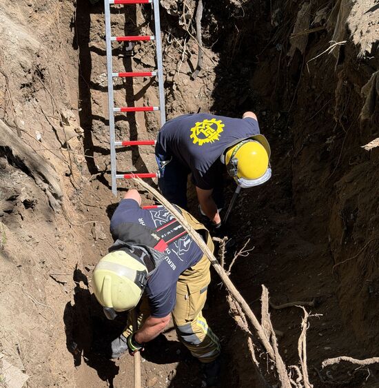 © Feuerwehr Dresden Einsatzkräfte von THW und Feuerwehr beim Freilegen des Rohres.