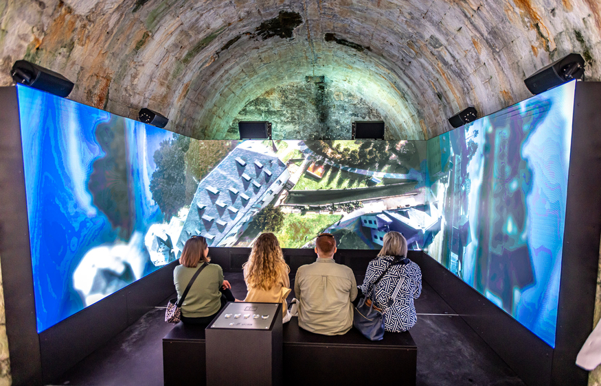Ein neues LED-Wall-Panorama mit Kinosound und Bodenvibration nimmt Besucher der Festung Königstein mitten hinein in den Verteidigungsfall. Es ist eines der intensivsten Festungserlebnisse in Deutschland.. Foto: Marko Förster/Festung Königstein gGmbH