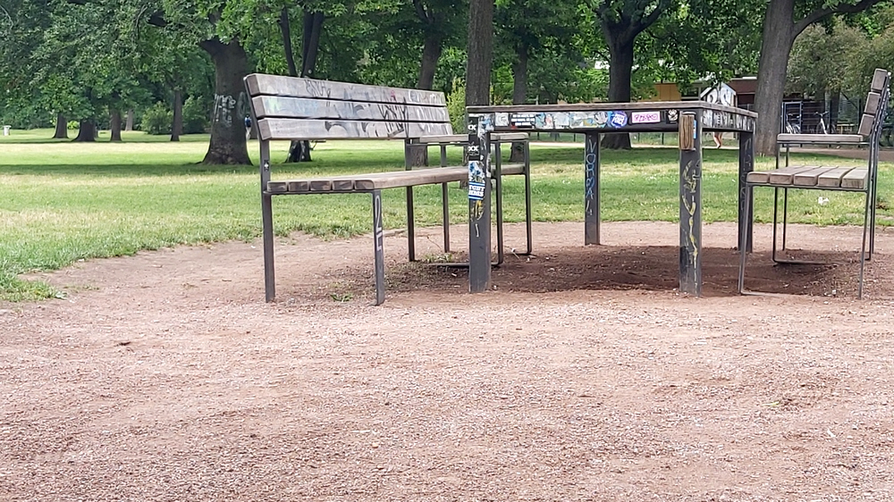Der Alaunplatz bekommt einen weiteren barrierefreien Sitzplatz für alle Generationen. Die erste Sitzgruppe enstand vor 2 Jahren am  östlichen Ende. Foto: MeiDresden.de