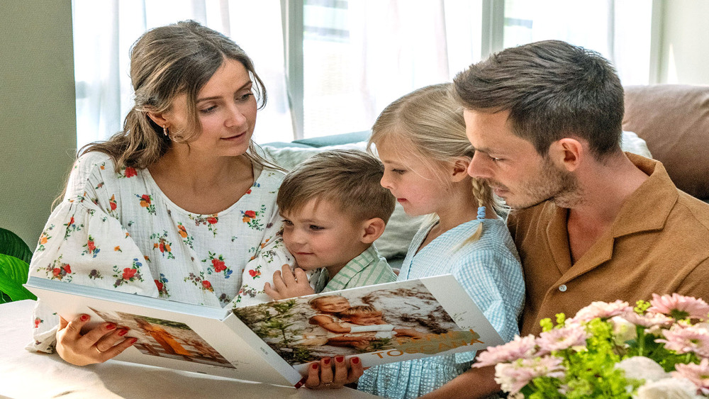 Glücksmomente festhalten: Ein jährliches Fotobuch wird zur Chronik des Familienlebens. Foto: DJD/CEWE