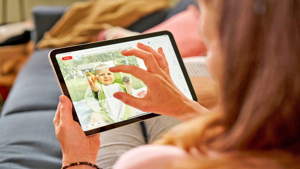 Per App lassen sich kreative Ideen einfach am Smartphone oder Tablet verwirklichen. Foto: DJD/CEWE