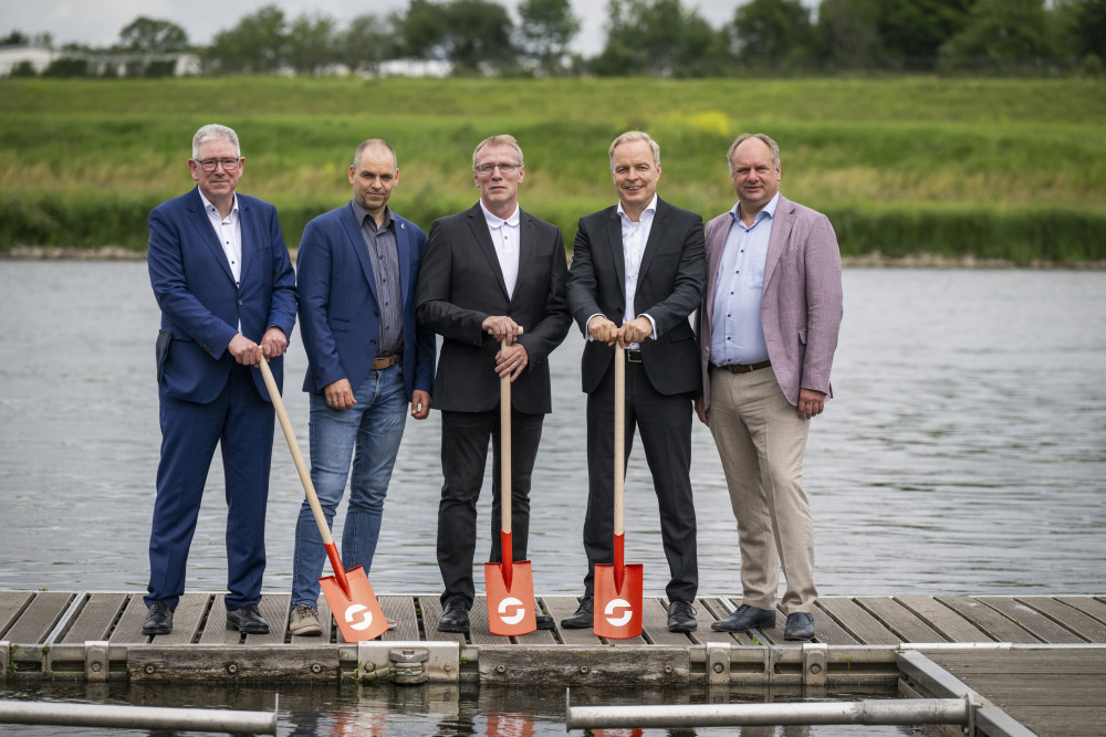 Große Verantwortung braucht starke Partner (v.l.n.re.): Heinrich Hünting (Abteilungsleiter Wirtschaft, Innovation und Mittelstand im Sächsischen Ministerium für Wirtschaft, Arbeit, Energie und Klimaschutz), Frank Bösenberg (Geschäftsführer Silicon Saxony), Hagen Schroth (Niederlassungsleiter Berlin-Brandenburg HOCHTIEF Infrastructure), Dr. Frank Brinkmann (Vorstandvorsitzender SachsenEnergie), Dirk Hilbert (Oberbürgermeister der Stadt Dresden)  Foto: © Martin Förster