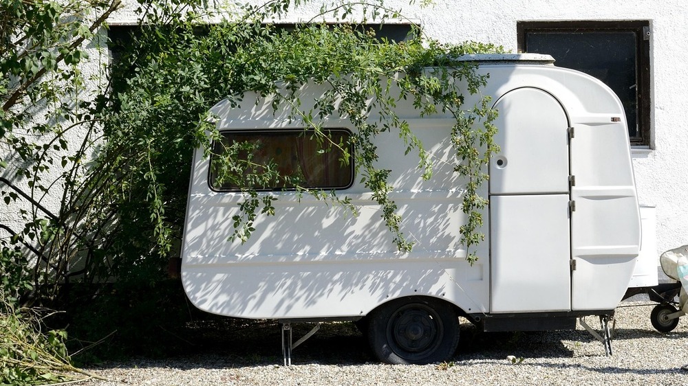 Sicher mit dem Wohnwagen unterwegs- Tipps von der DEKRA helfen. Foto: Manfred Antranias Zimmer auf Pixabay