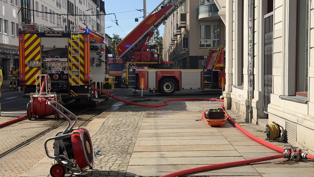 Die Hoyerswerdaer Straße musste für die Dauer der Einsatzmaßnahmen voll gesperrt werden. © Feuerwehr Dresden