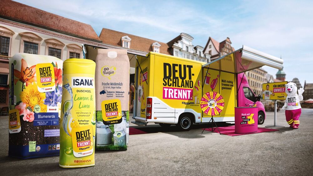 Showtruck mit XXL-Verpackung und TRENN-Bär © Initiative „Mülltrennung wirkt“