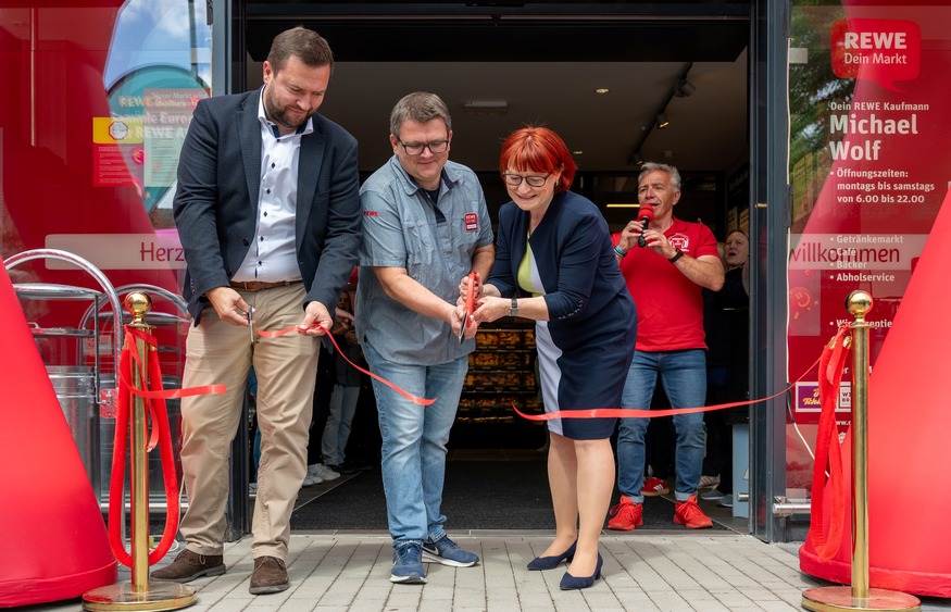 REWE Dippoldiswalde Eröffnung  v.l. Henrik Schmidt (Gebietsmanager Vertrieb REWE Ost), Michael Wolf (REWE-Kaufmann), Kerstin Körner (Oberbürgermeisterin Dippoldiswalde). Foto: Crispin-Iven Mokry