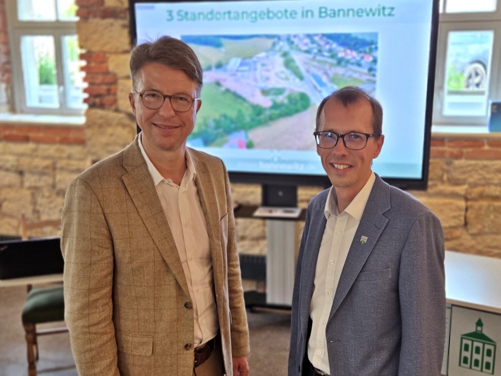Prof. Uwe Platzbecker und der Bannewitzer Bürgermeister Heiko Wersig besprechen Möglichkeiten zur medizinischen Versorgung von ländlichen Regionen.   © UKDD Alexander Hesse