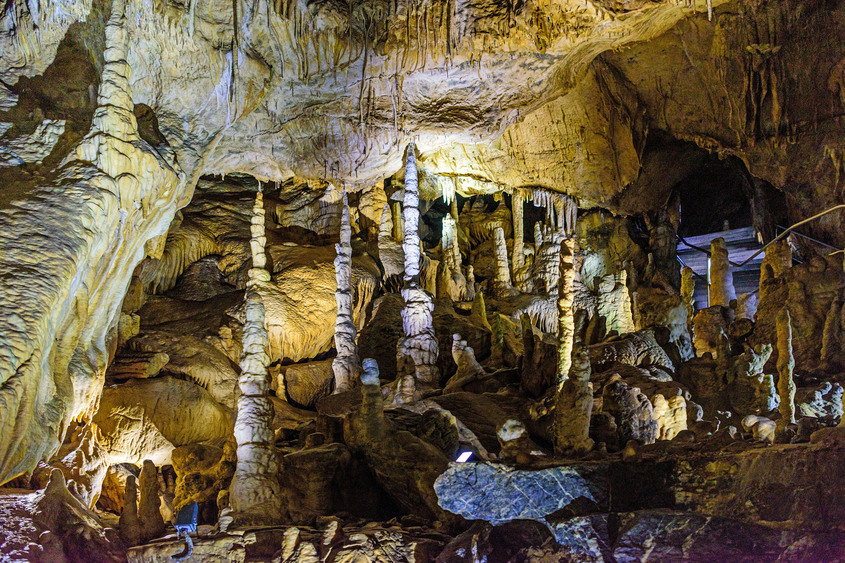 In den Rübeländer Tropfsteinhöhlen führt der Weg zwischen glitzernden Stalagmiten in die Tiefe. Foto: DJD/Rübeländer Tropfsteinhöhlen/Jan Reichel