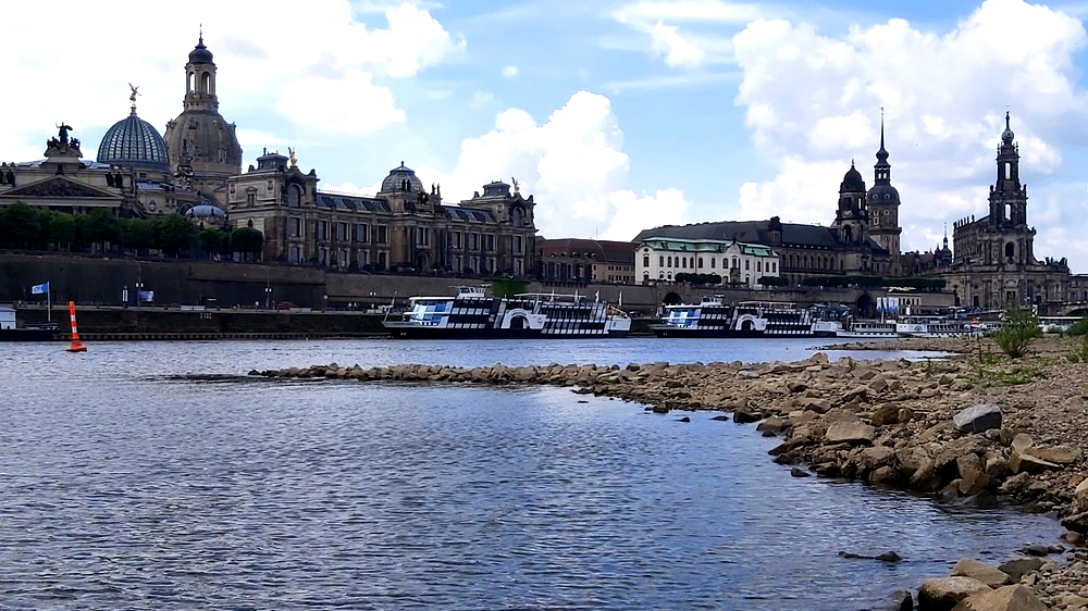 Auch die Elbe hatte im Juni mit der anhaltenden Trockenheit zu kämpfen. Foto: MeiDresden.de