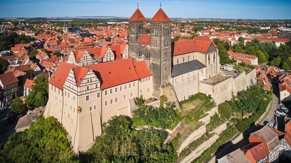 Der Stiftsberg, das Wahrzeichen von Quedlinburg, lässt sich bald auf einem barrierearmen, spannenden Rundgang entdecken. Foto: DJD/www.quedlinburg-info.de