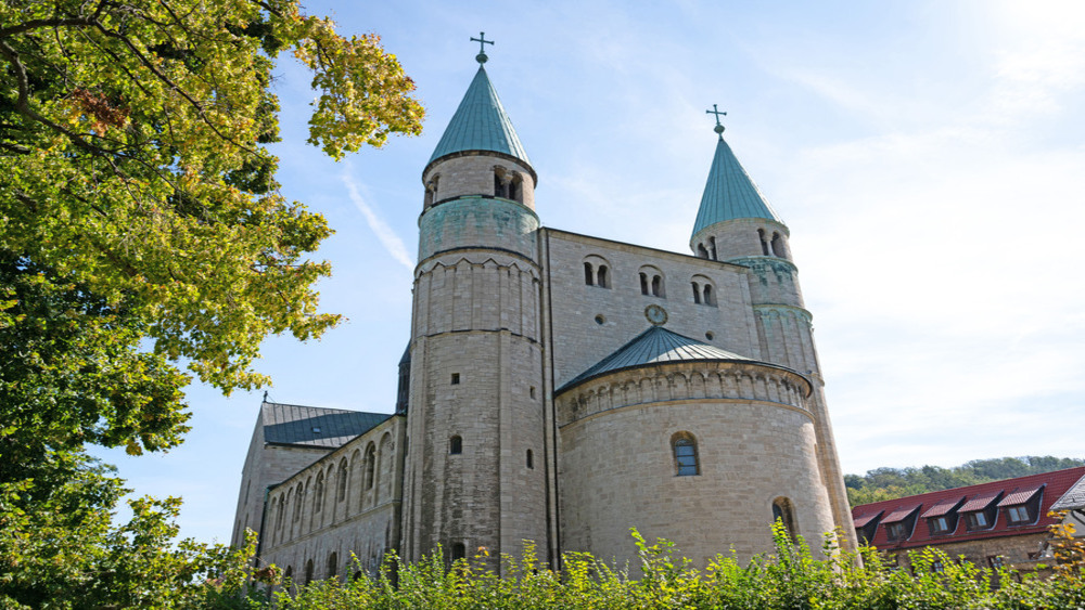 Die Stiftskirche St. Cyriakus in Gernrode – ein imposantes Beispiel ottonischer Baukunst. Foto: DJD/www.quedlinburg-info.de