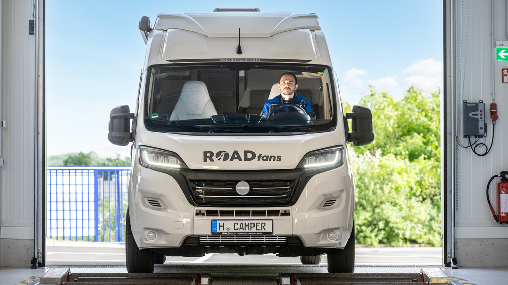 TÜV NORD-Sachverständiger am Steuer eines Wohnmobils  .  Foto: TNM / Eric Shambroom
