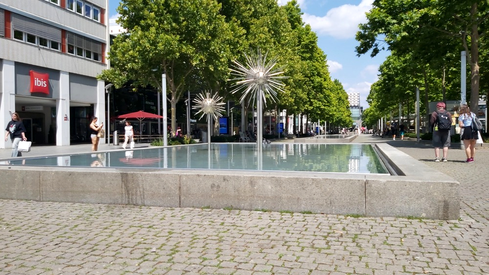 Auf der Prager Straße  warten die Pusteblumen darauf, frisches, kühlendes Wasser zu versprühen. © MeiDresden.de