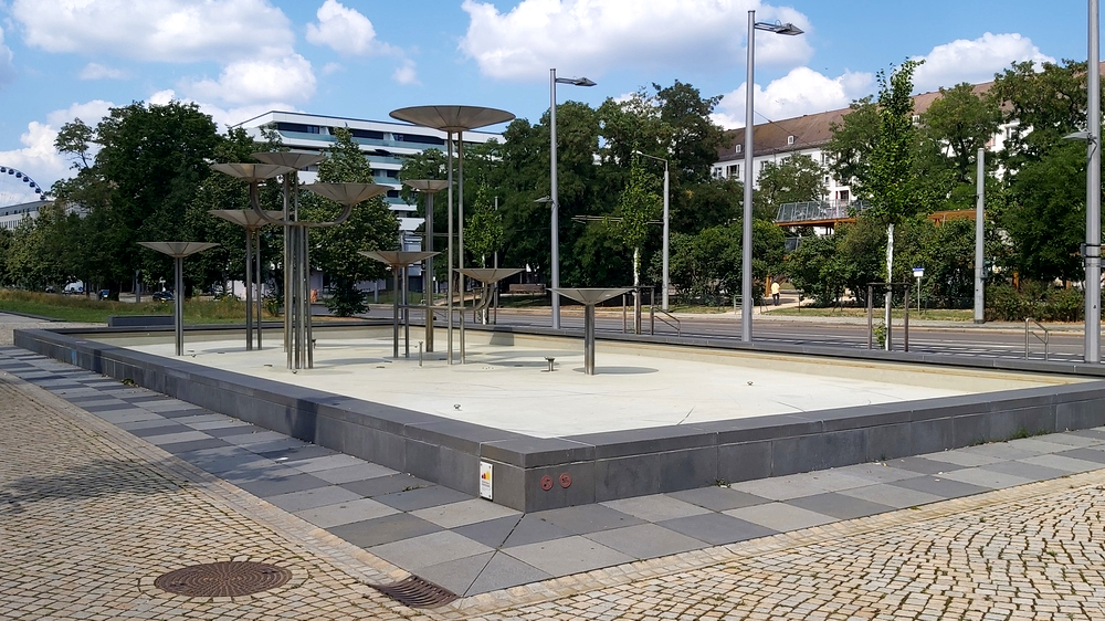 Dürre herrscht derzeit am Dippoldiswalder Platz im Schalenbrunnen. © MeiDresden.de