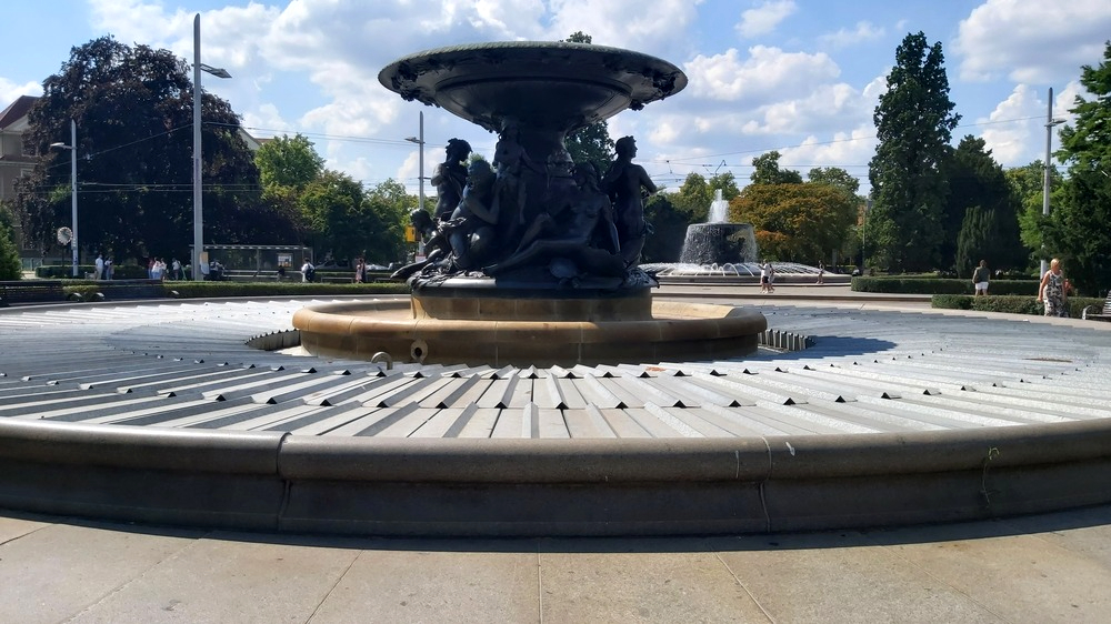 Die "Stillen Wasser"  am Albertplatz sind im Winterschlaf geblieben, die "Stürmischen Wogen" gegenüber  sprudeln stundenweise. © MeiDresden.de