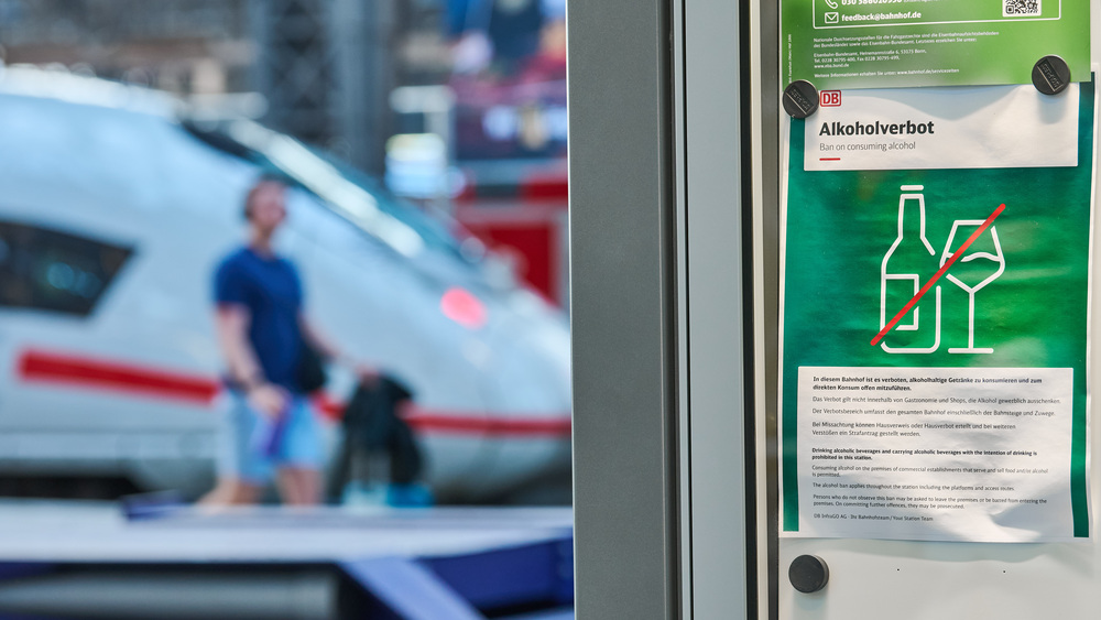 Hinweise auf Alkoholverbot im Hauptbahnhof Frankfurt am Main. Foto: Deutsche Bahn AG / Stefan Wildhirt