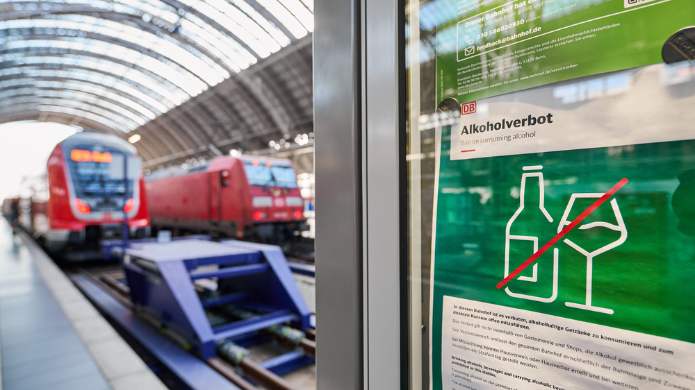 Hinweise auf Alkoholverbot im Hauptbahnhof Frankfurt am Main. Foto: Deutsche Bahn AG / Stefan Wildhirt