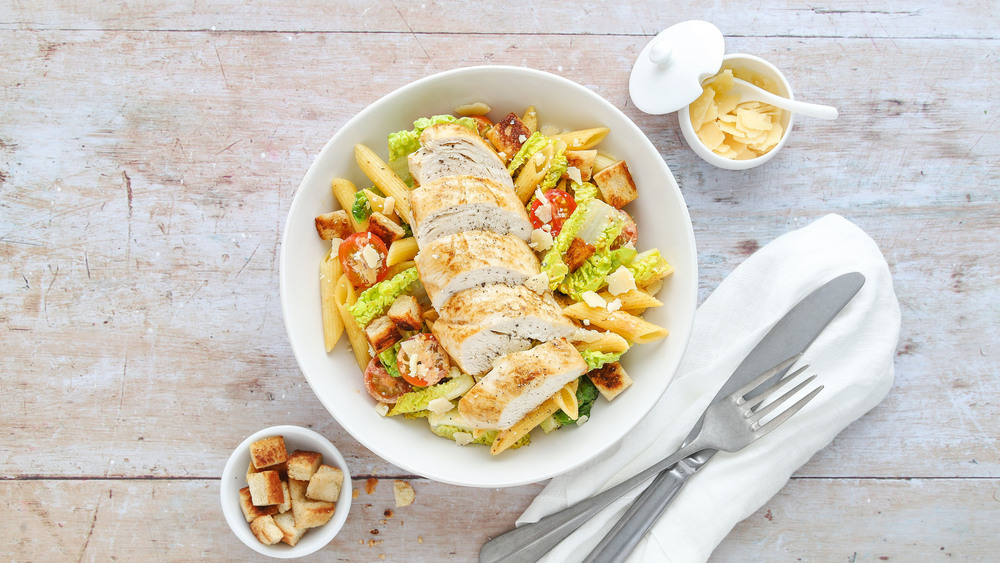 Geflügel zeichnet sich durch große Vielfalt und eine einfache Zubereitung aus – wie hier beim Caesar-Nudelsalat mit Hähnchenfilet. Foto: DJD/www.deutsches-geflügelde