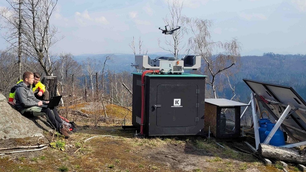 Der langjährige grenzübergreifende Erfahrungsaustausch zu vorbeugenden Waldbrandschutzmaßnahmen wurde auch bei technischen Maßnahmen wie beim Einsatz von Spezialdrohnen vertieft. Die Waldbrandschutzexperten der Nationalparks in der Sächsischen und in der Böhmischen Schweiz, Dr. Louis Georgi (links im Bild) und Jaroslav Hocko (rechts im Bild), arbeiten eng und vertrauensvoll zusammen.. Foto: T. Salov