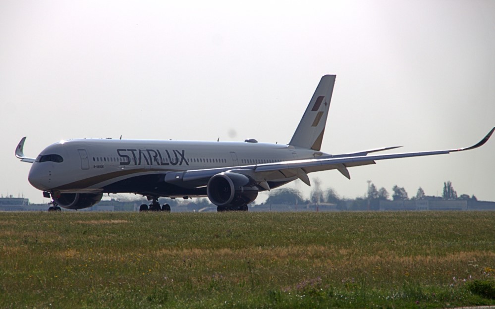 STARLUX in Prag gelandet   Foto: Tim Völkel