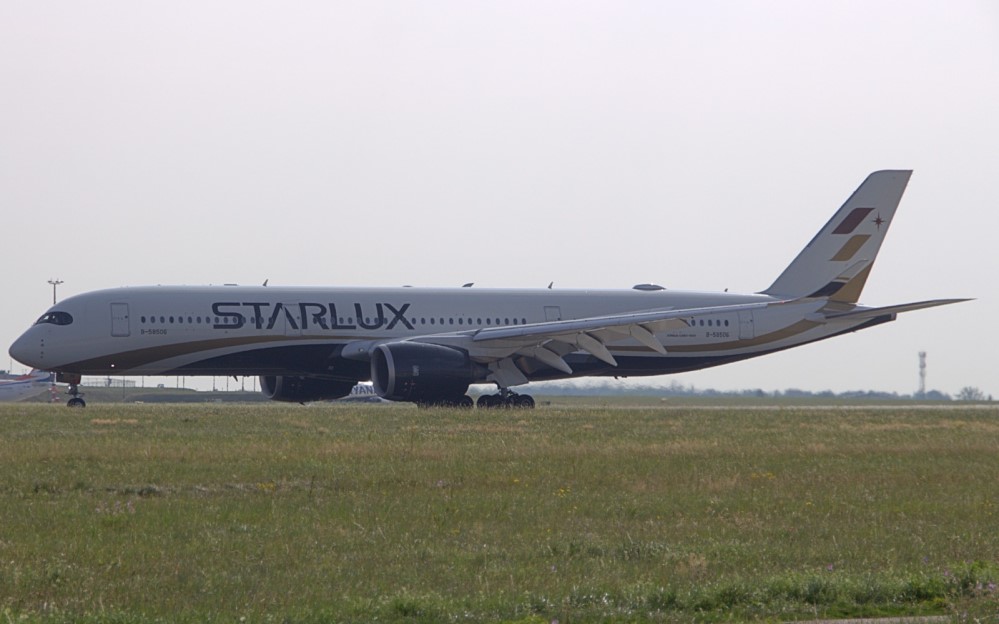 STARLUX in Prag gelandet   Foto: Tim Völkel